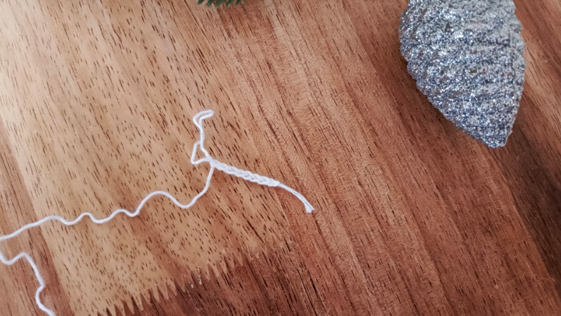 Набираем цепочку из 8 воздушных петель.