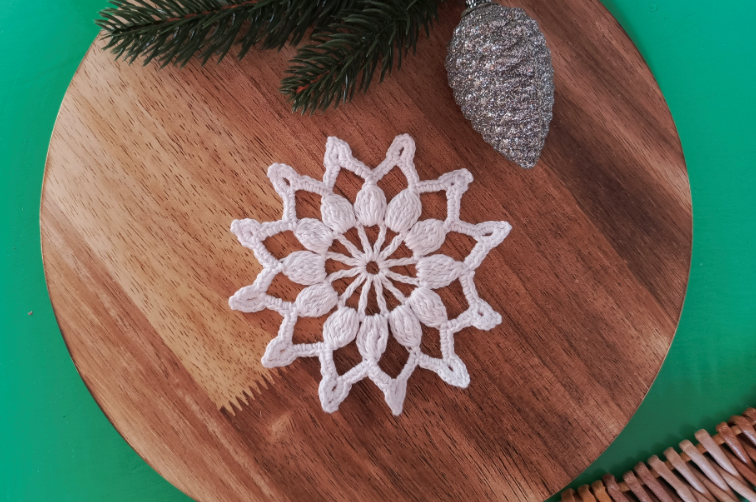 Простая и красивая снежинка крючком.