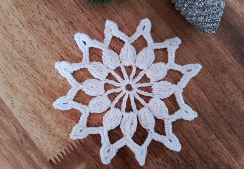 Простая и красивая снежинка крючком. Описание и схема