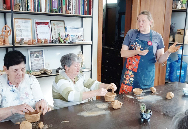 
Лидия Попова проводит мастер-класс для читателей библиотеки № 6