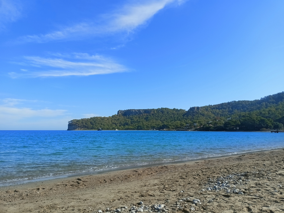 Песчаный пляж в небольшой бухте городка Кемер. Листаем вправо, чтобы увидеть всё.