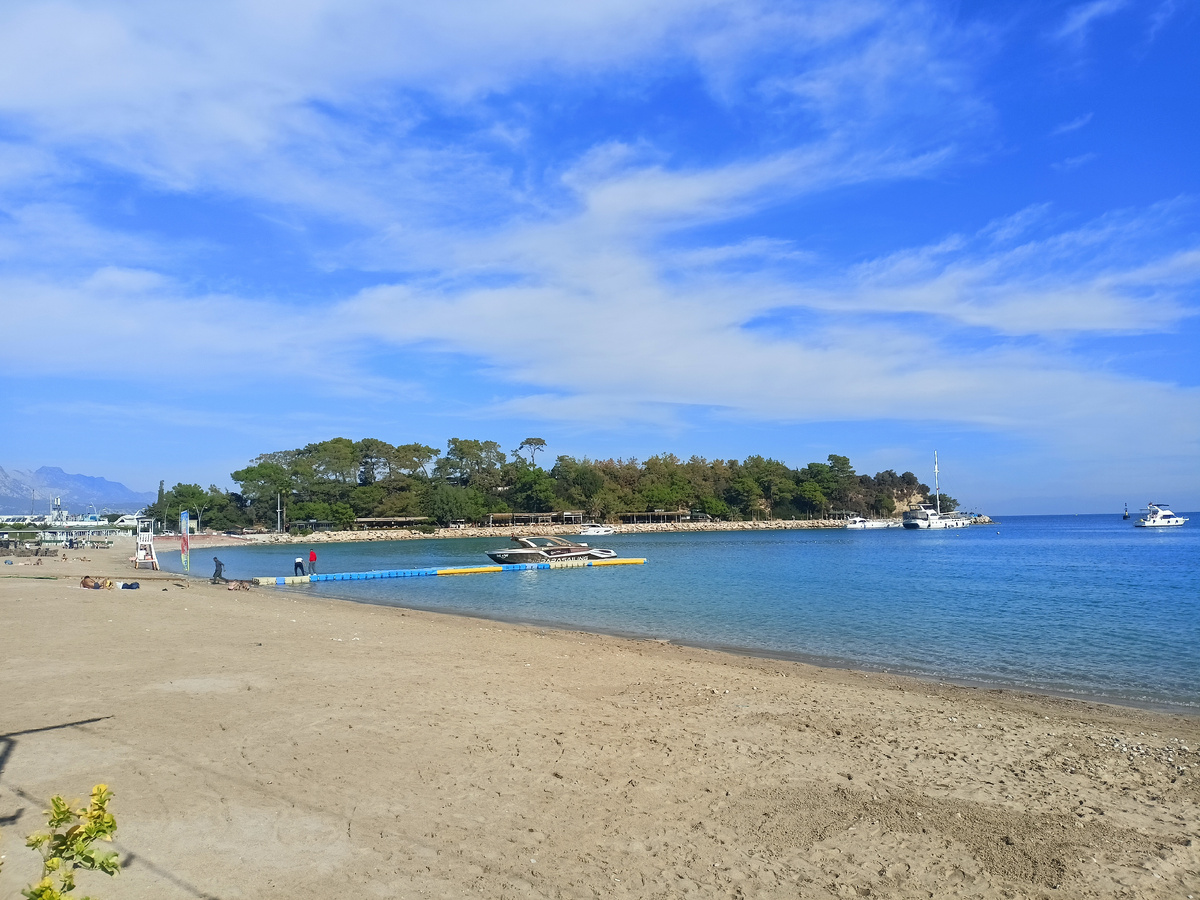 Здесь небольшая глубина и вода хорошо прогревается. 