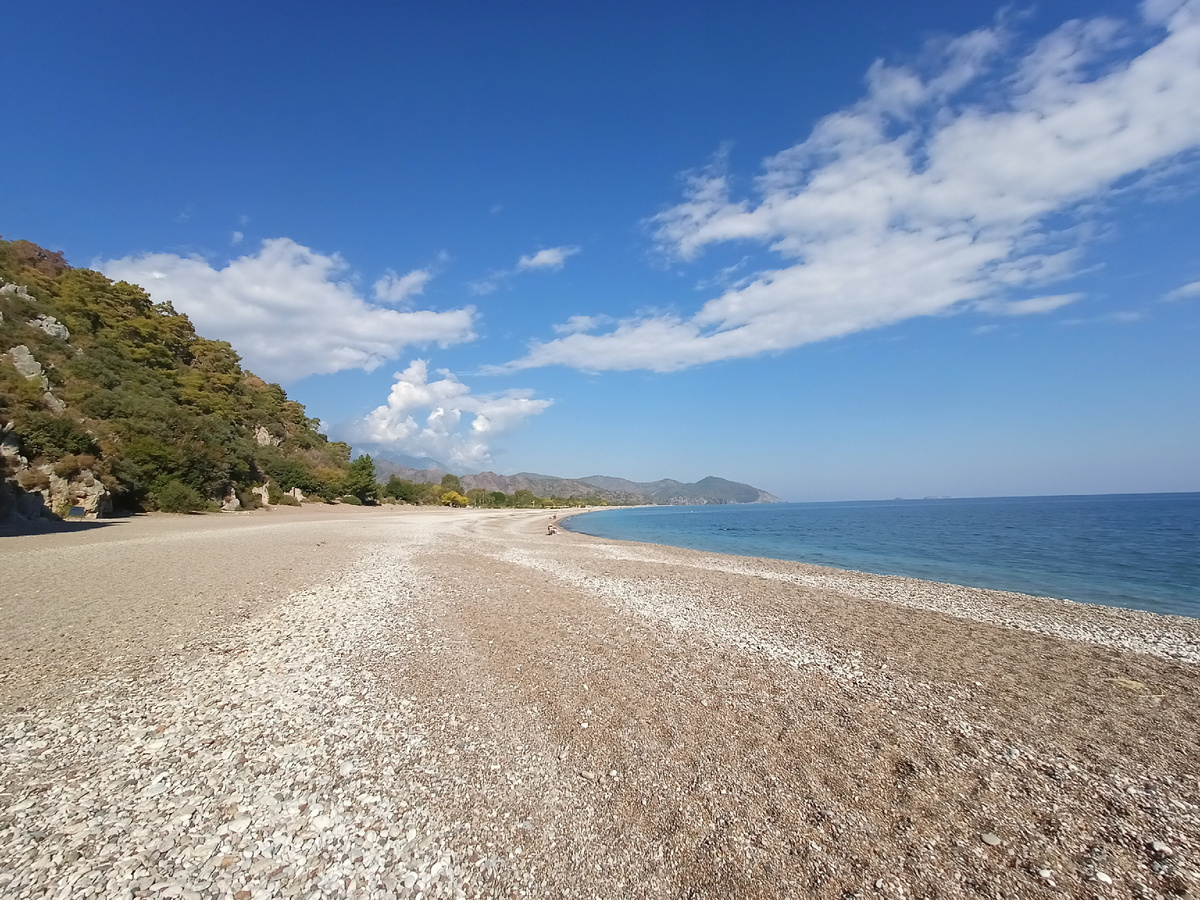 Дикий пляж около античного города Олимпос. Выйти к нему можно через античные руины