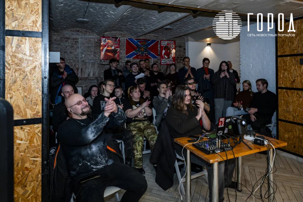 Выступающим одобряюще кричали и аплодировали.