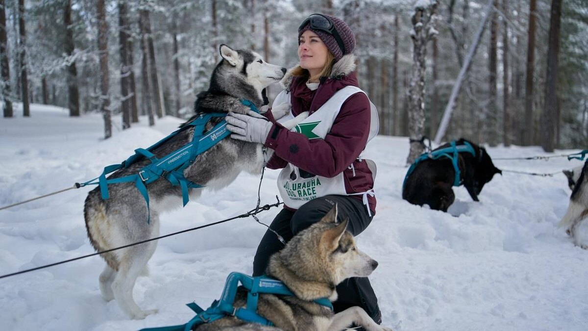 Это наша Аня. Собранная, серьёзная, сильная девушка. Очень приятная героиня, скажу я вам :)