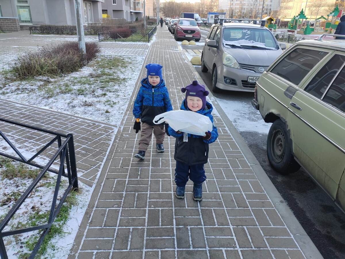 На прогулке, ещё почти нет снега