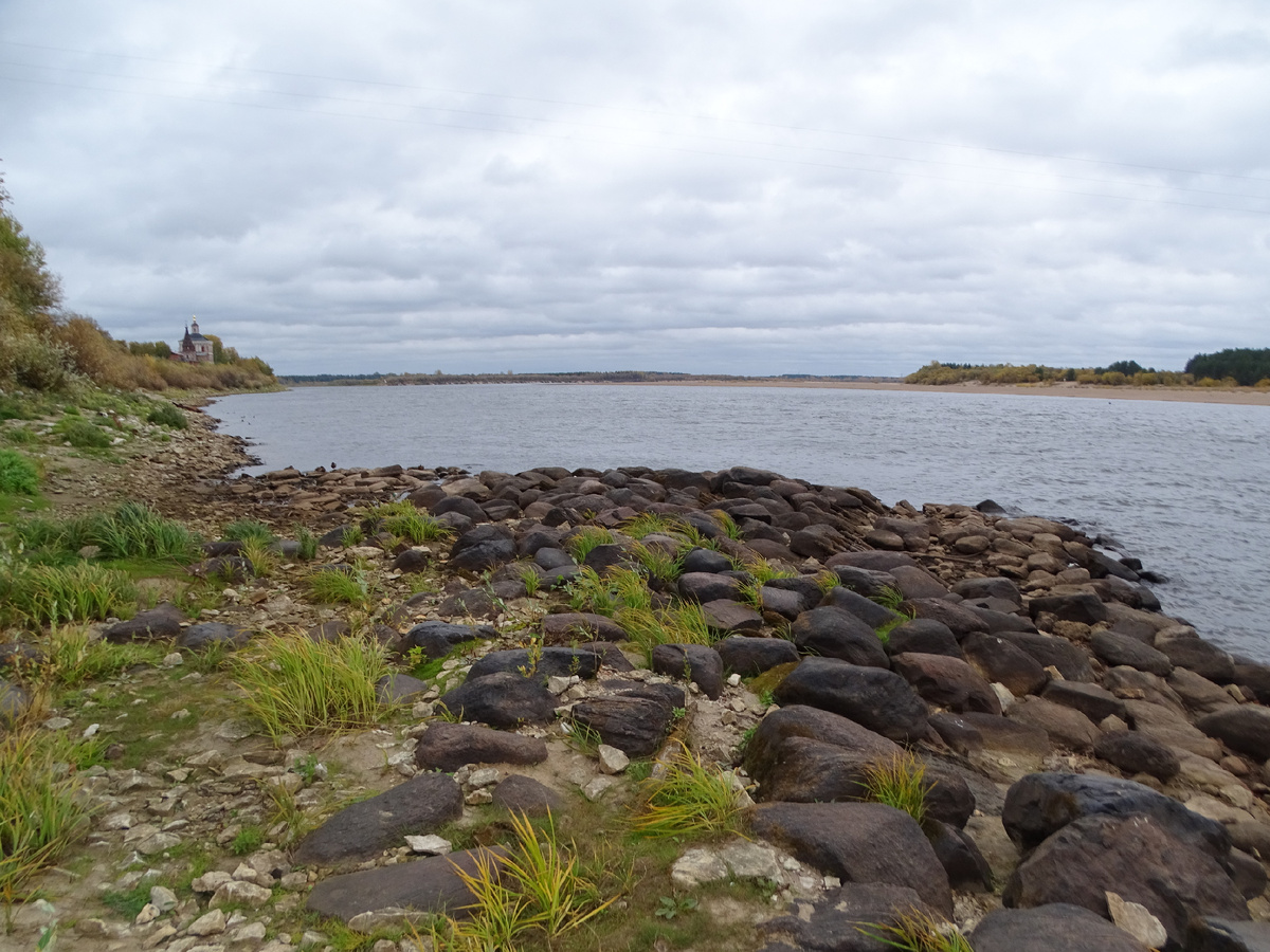 Каменистый берег реки Вычегда