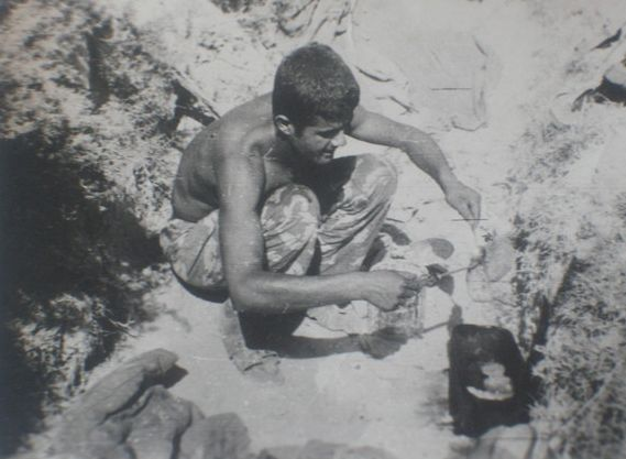 На фото: Каким бы крутым бойцом ты не был, но иногда... Иногда хочется побаловать себя чем-то, если и не домашним, то близким к нему. Например, оладушками, процесс выпечки которых запечатлен на снимке. Инжир-то... Когда ещё поспеет?..