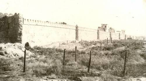 На фото: "Шахский дворец, сад, бассейн и все наши армейские постройки находились внутри четырёхугольника крепостных стен. В небольшом отдалении от них стоял первый ряд колючей проволоки. За ним – минное поле и второй ряд колючки"...