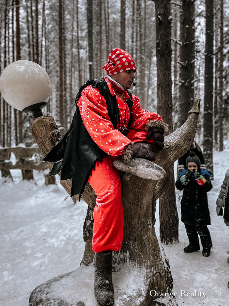 Начинается экскурсия со сказочной тропы
