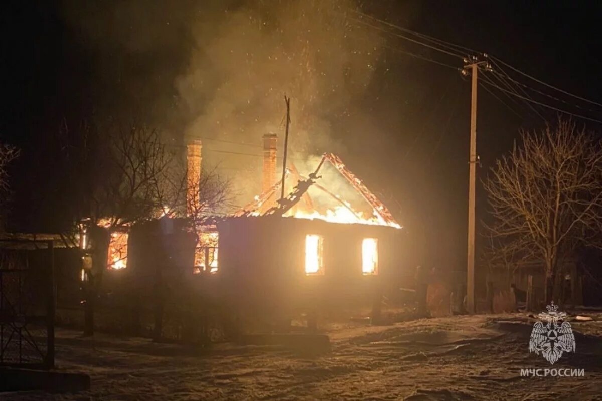    Двое пенсионеров погибли на пожаре в жилом доме в Пыталовском районе