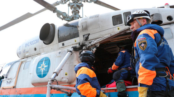    Восемь членов экипажа терпящего бедствие судна подняли из воды Татьяна Сидорова