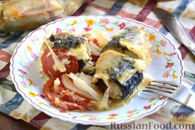 скумбрия, помидоры, лук репчатый, майонез, соль, перец