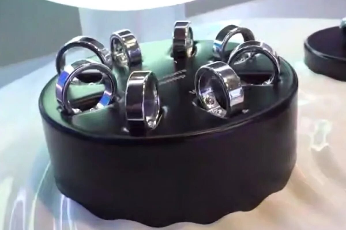    Герман Греф показал «умное» кольцо, сканирующее данные о здоровье