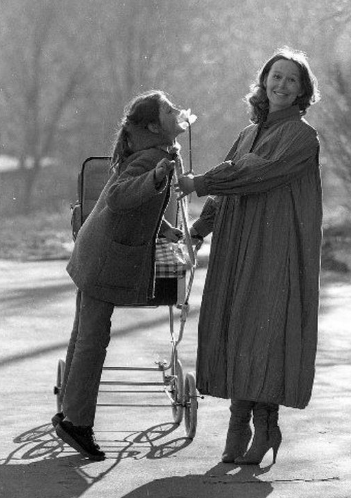 Евгения Симонова с Зоей и Марией (в коляске), 1986