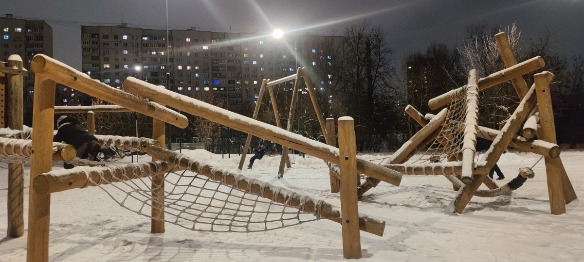 Парк на Чермянке. Вечерняя прогулка. Если присмотреться, можно разглядеть барышню Варвару, вид с тыла))) ЗДЕСЬ и далее фото автора и(или) из личного архива автора, если не указано иначе.