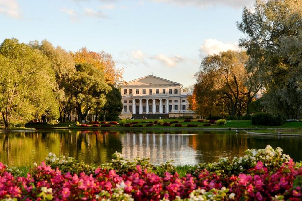 Юсуповский сад. Фото с сайта https://www.booking.com/hotel/ru/central-house-sankt-peterburg.en-gb.html. Взято с Яндекс.Картинки