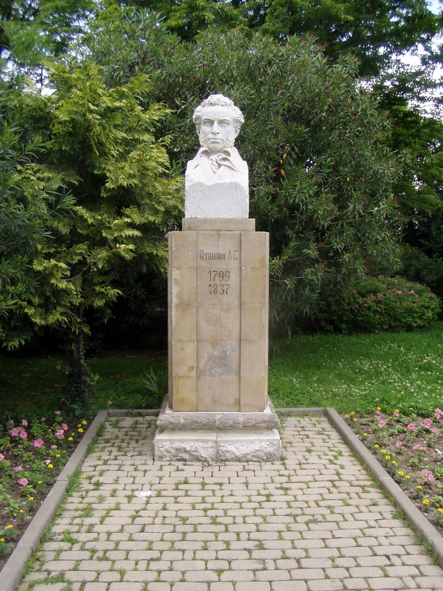 Бюст Пушкина в Сочи. Фото с сайтаhttps://ru.m.wikipedia.org/wiki/%D0%A4%D0%B0%D0%B9%D0%BB:Pushkin_monument_Sochi.JPG. Взято с Яндекс.Картинки