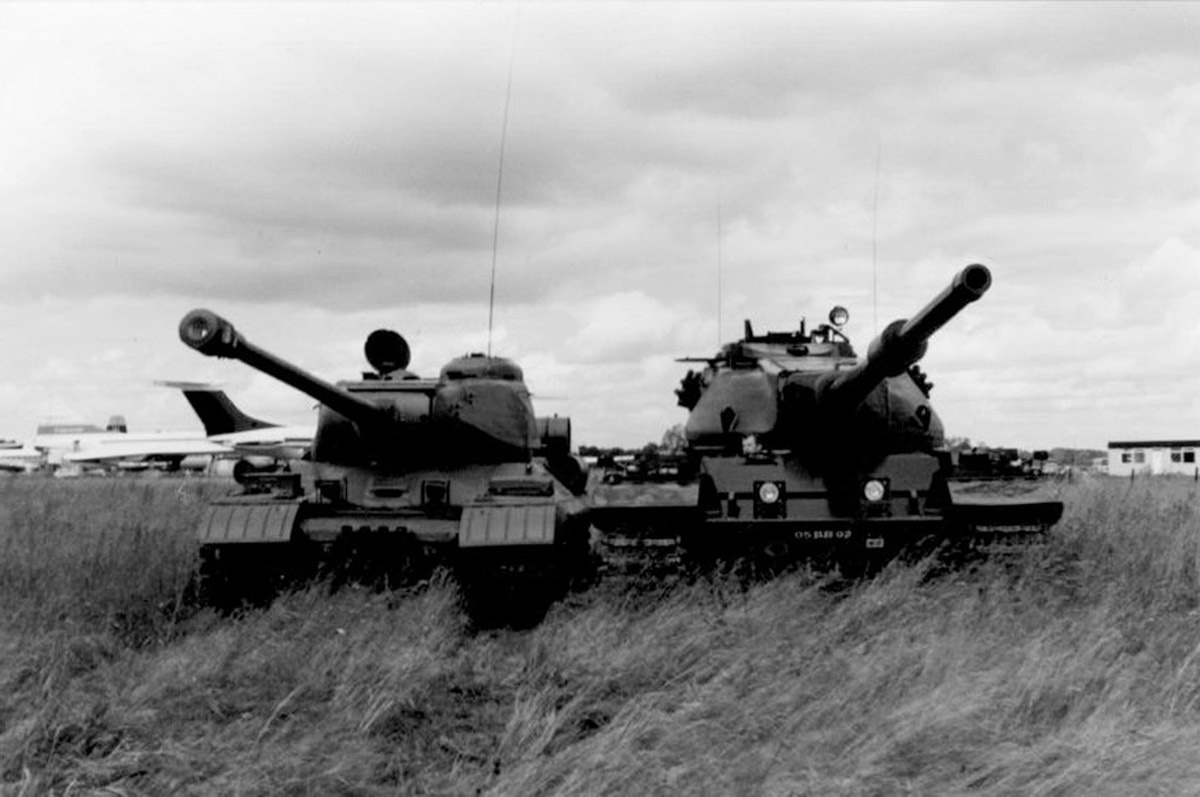 Он же в 1988 году, Conqueror, стоящий рядом, теперь находится в Кубинке.