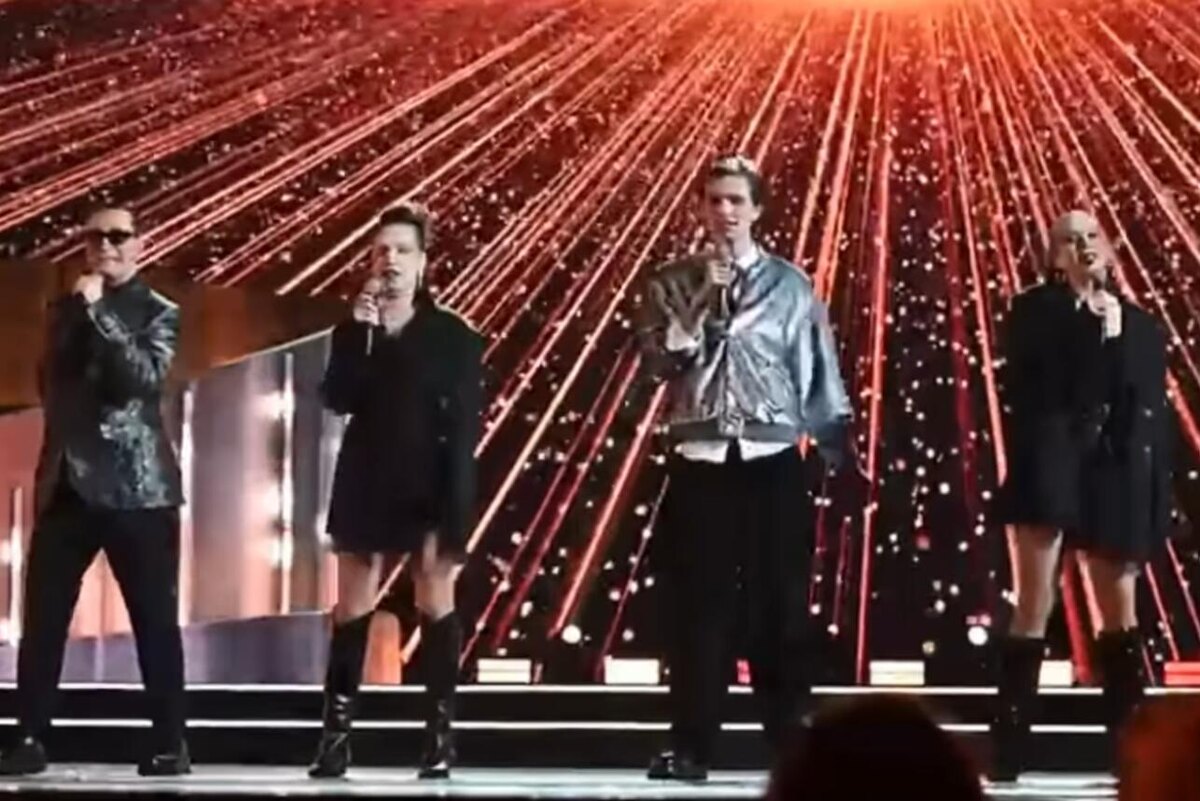    Александр Буйнов с внуками на сцене Кремлевского дворца соцсети