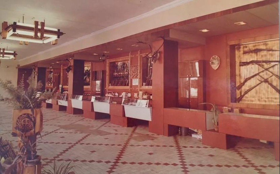    Вот таким был интерьер магазина «Охота» в 1976 году. Фото: из альбома «Ижевск»