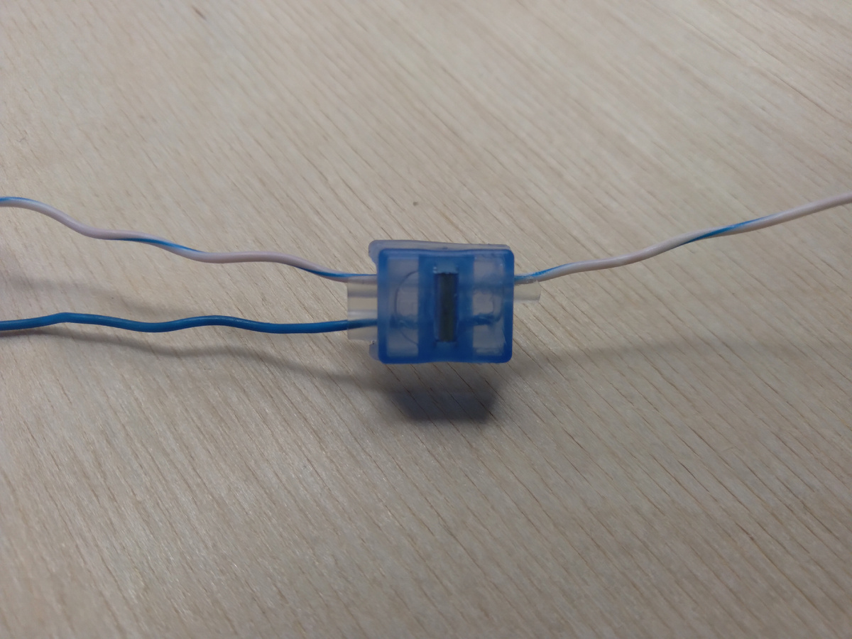 Бело-голубая жила проходит через соединитель, а голубая жила параллелится к ней