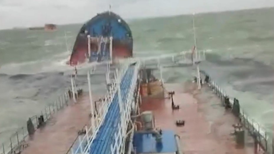    Крушение танкера "Волгонефть 212" в Керченском проливе, декабрь 2024 года. Автор фото: "Известия"