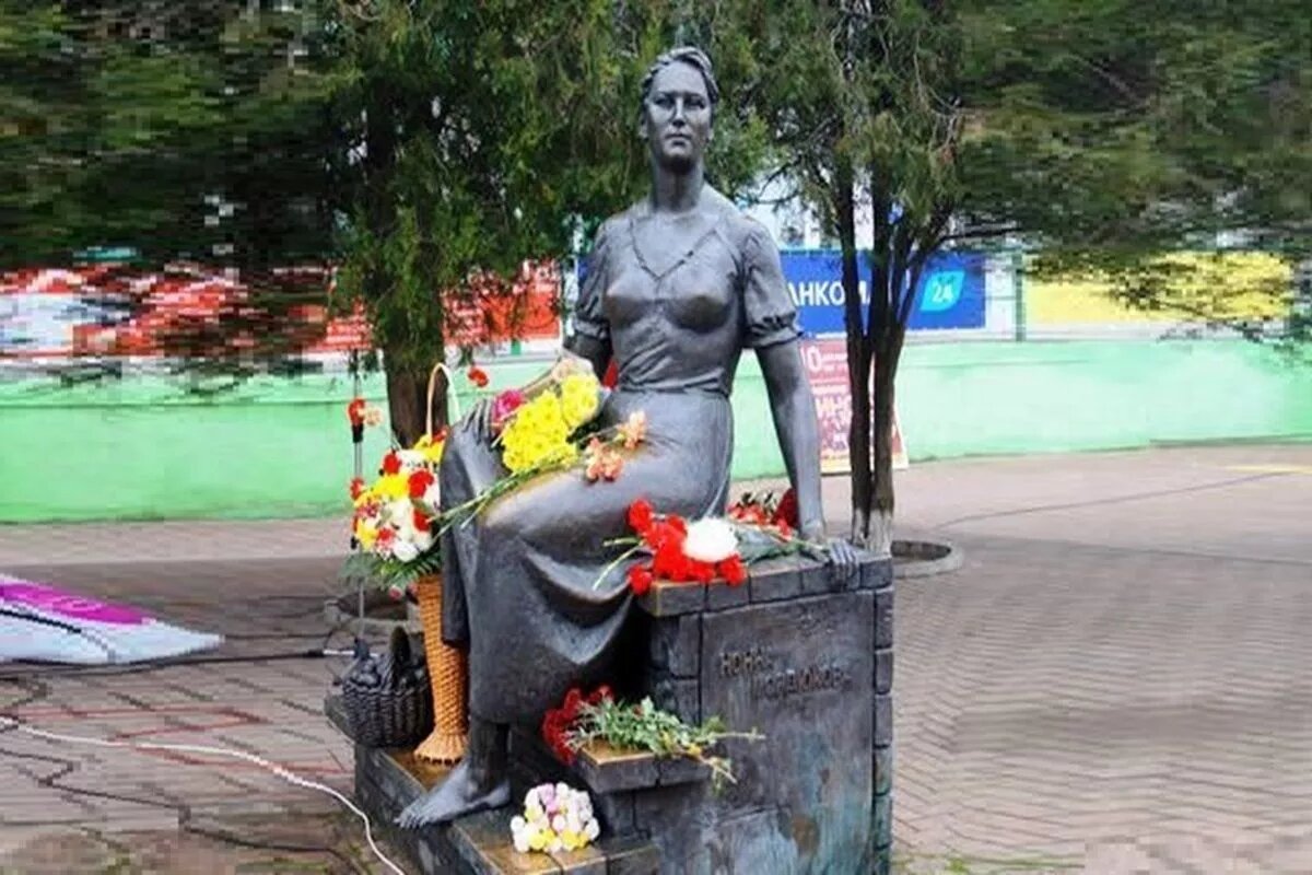 В день рождения народной артистки, 25 ноября, у памятника Нонны Мордюковой всегда живые цветы.
Фото: пресс-служба администрации Краснодарского края