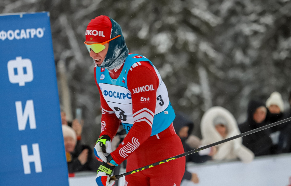 Александр Больлшунов на финише гонки преследования. Фото: ФЛГР