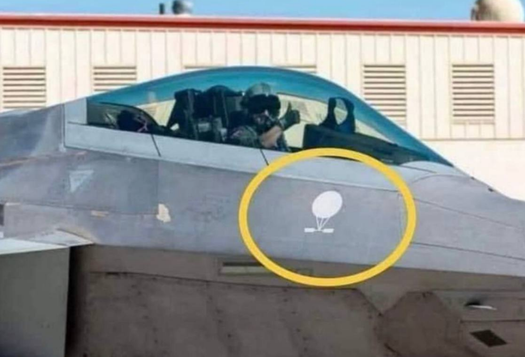 К этому знаку на борту Ф-22 определенно подойдет ещё один. Фото USAF 