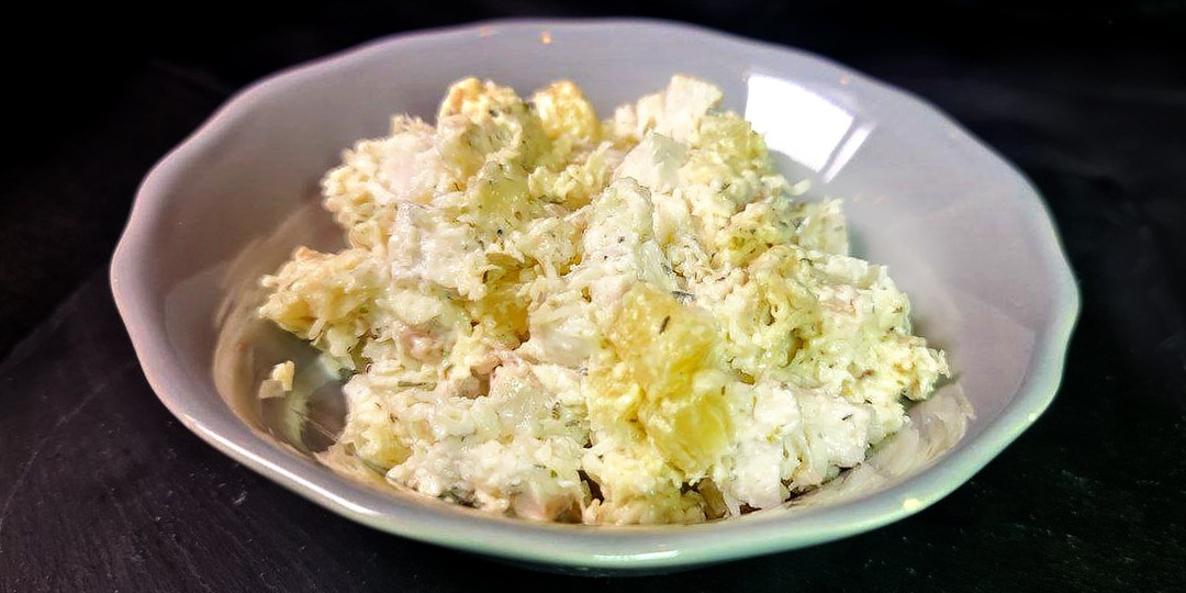 Салат с ананасом, курицей, сыром и чесноком