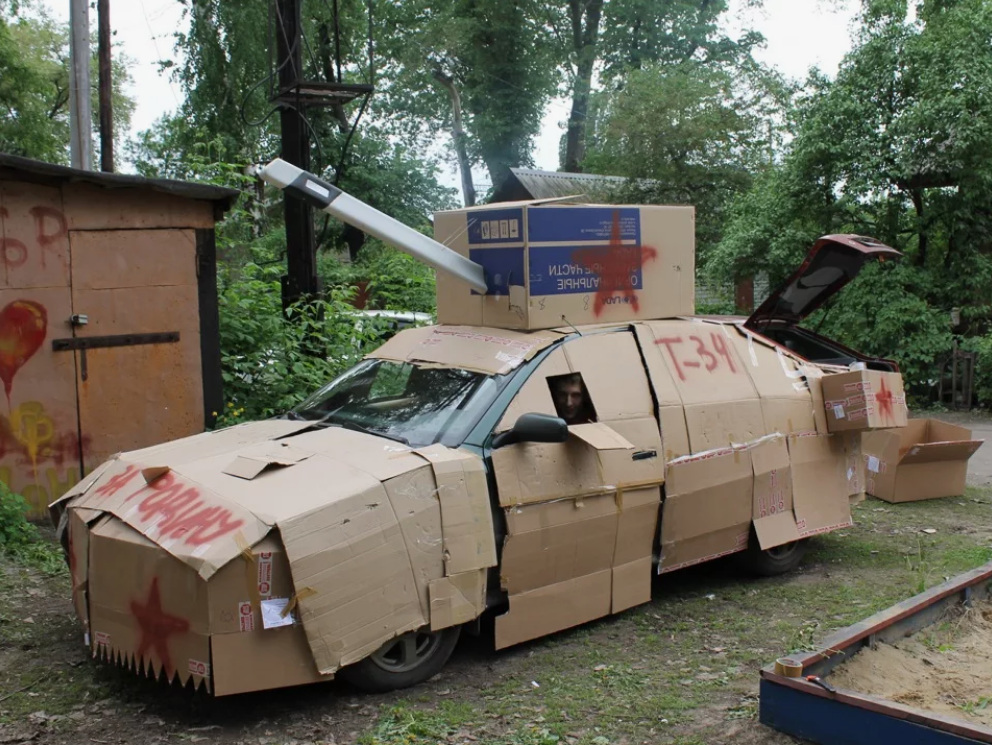 Как создавался китайский автомобиль "танк". Надеюсь, автор мне простит, что я перепостил его фото.