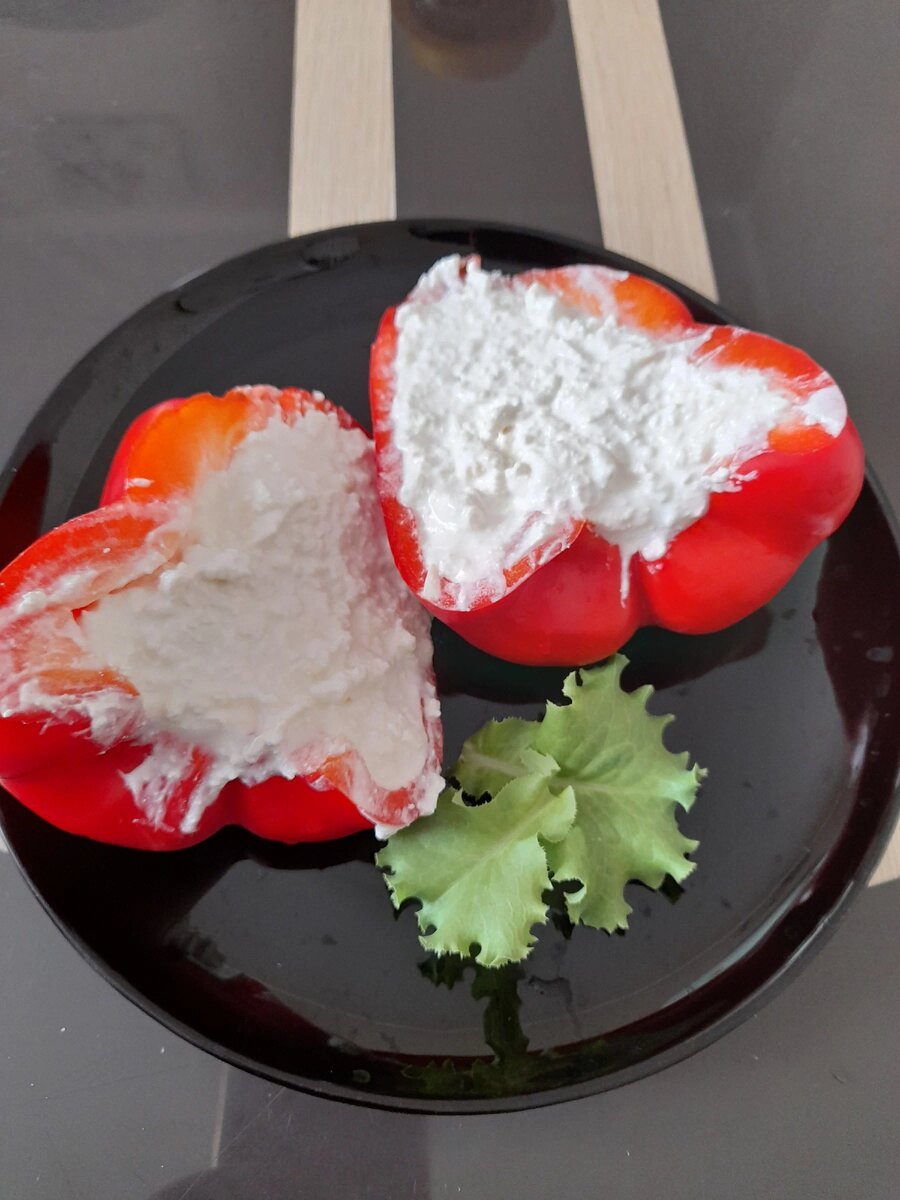 Одно из любимых блюд или на завтрак или на ужин. Творог с чесноком в болгарском перчике. 