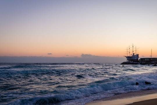    Стали известны подробности крушения танкеров в Керченском проливе: один человек погиб, случился разлив нефтепродуктов