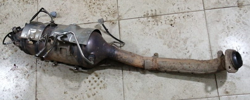 В левой части корпуса находится катализатор, а в правой — DPF - фильтр. Оба модуля круглые, но диаметр катализатора немного меньше, чем фильтра