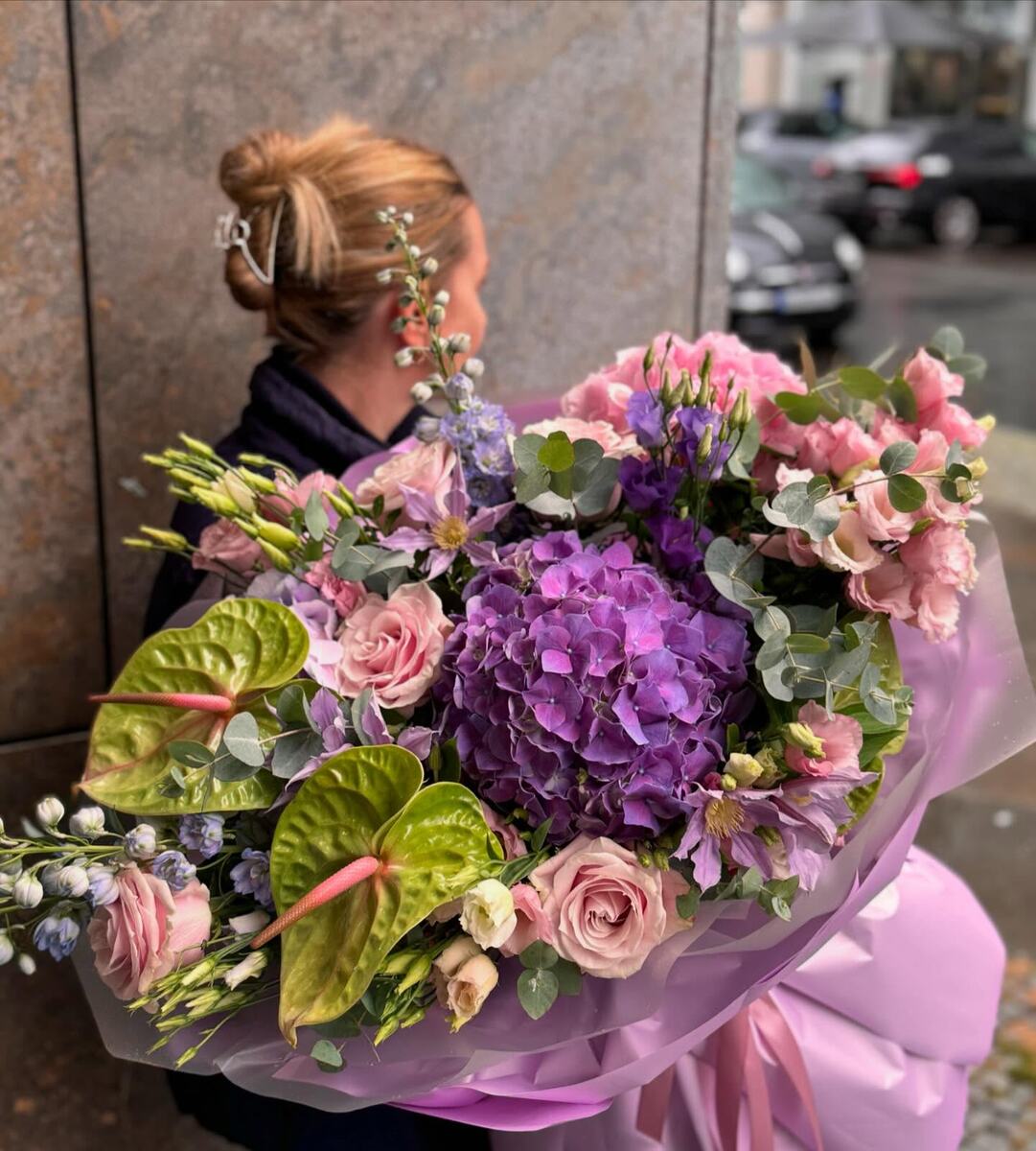 Фото 1. Красивый букет цветов нежные цвета роз с контрастной гортензией и антуриумом