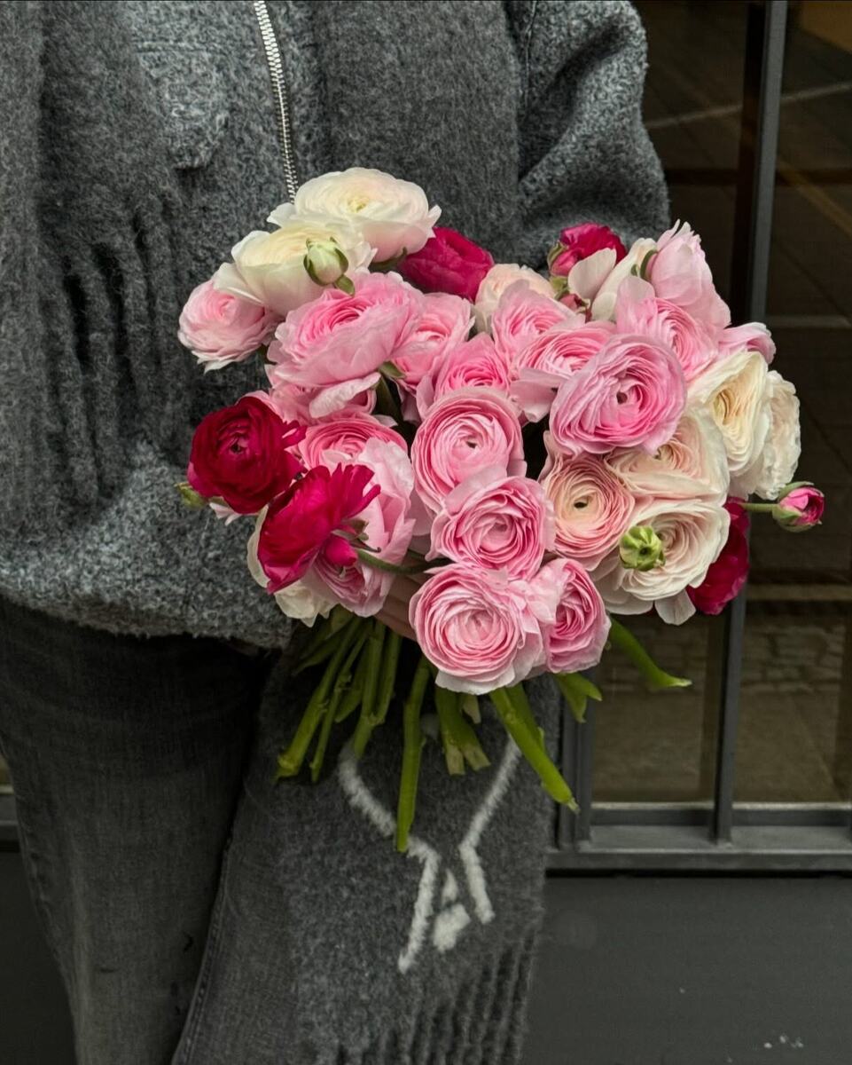 Фото 2. Красивый букет из лютиков. Букет состоит из изысканных ранункулюсов трех цветов: нежных розовых, элегантных белых и насыщенных красных. Эти цветы гармонично сочетаются друг с другом, создавая романтичное и утонченное сочетание оттенков.