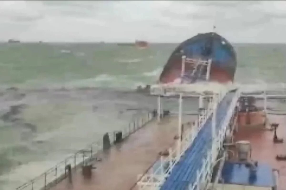    Пятна в море.