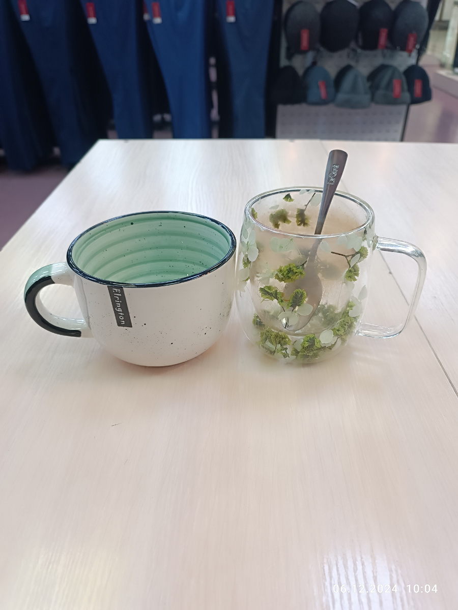 Та, что справа - позорище, знаю. Не люблю мыть посуду в общественной уборной. Забираю домой, но часто забываю об этом).  Она двухслойная, с сухоцветом между ними.