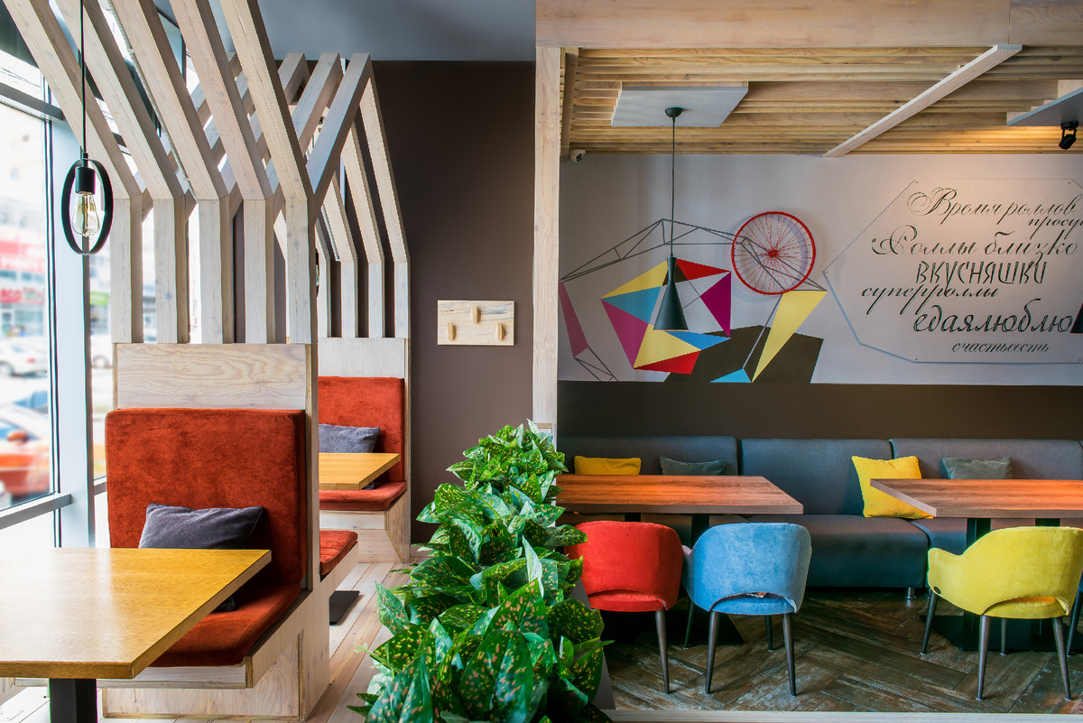 Примаер яркой мебели в ресторане ПроСуши
