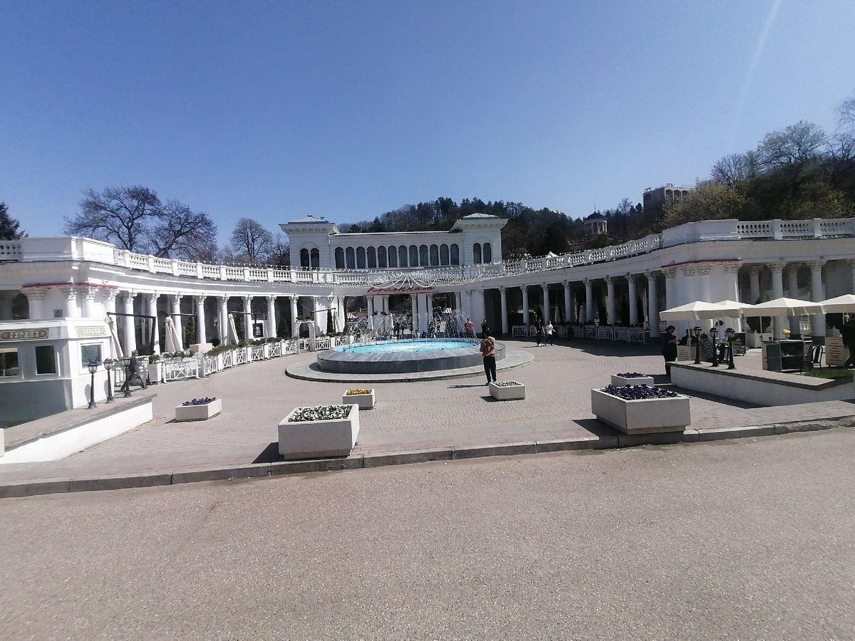 Колоннада. 12 апреля 2024 года.