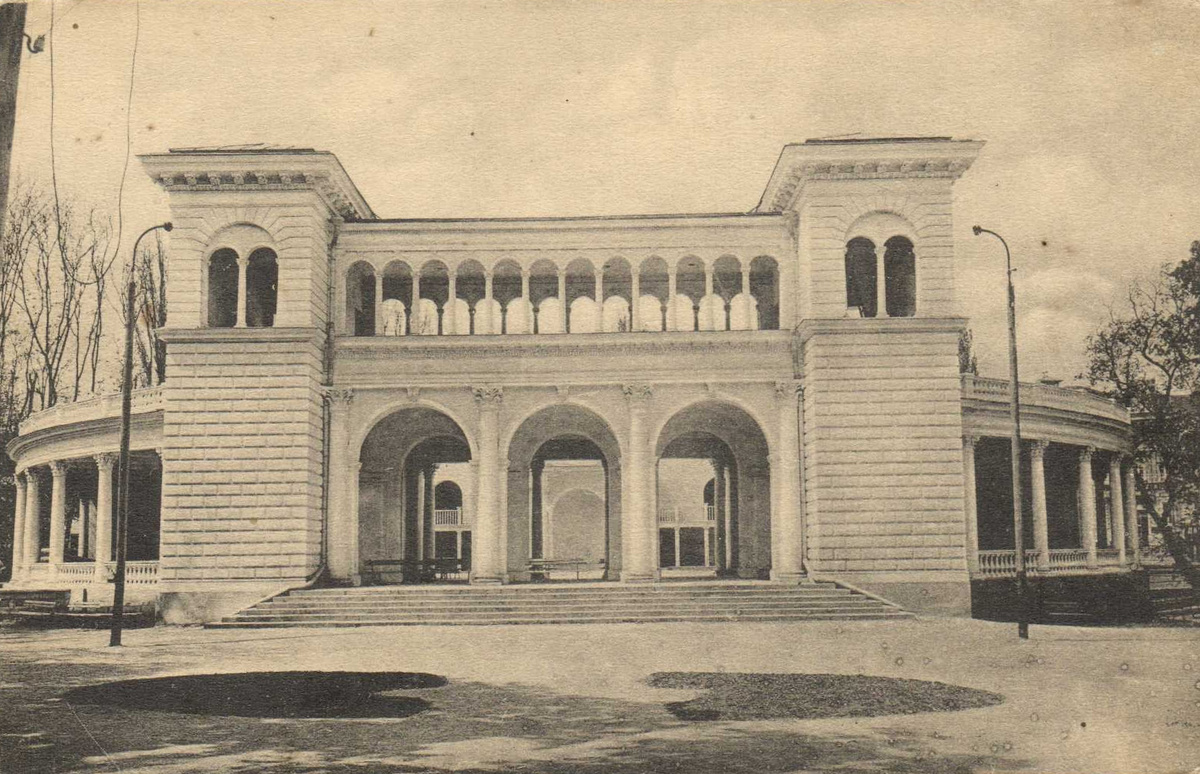 Летняя кофейня Вострякова сразу после постройки. 1913 год.