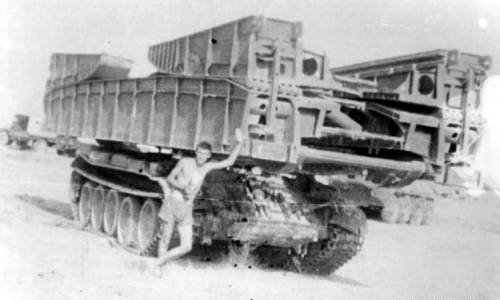 На снимке: Танковый мостоукладчик. Рядом с ним - один из героев этого рассказа. Правда, в реальной жизни его звали не Славик...
