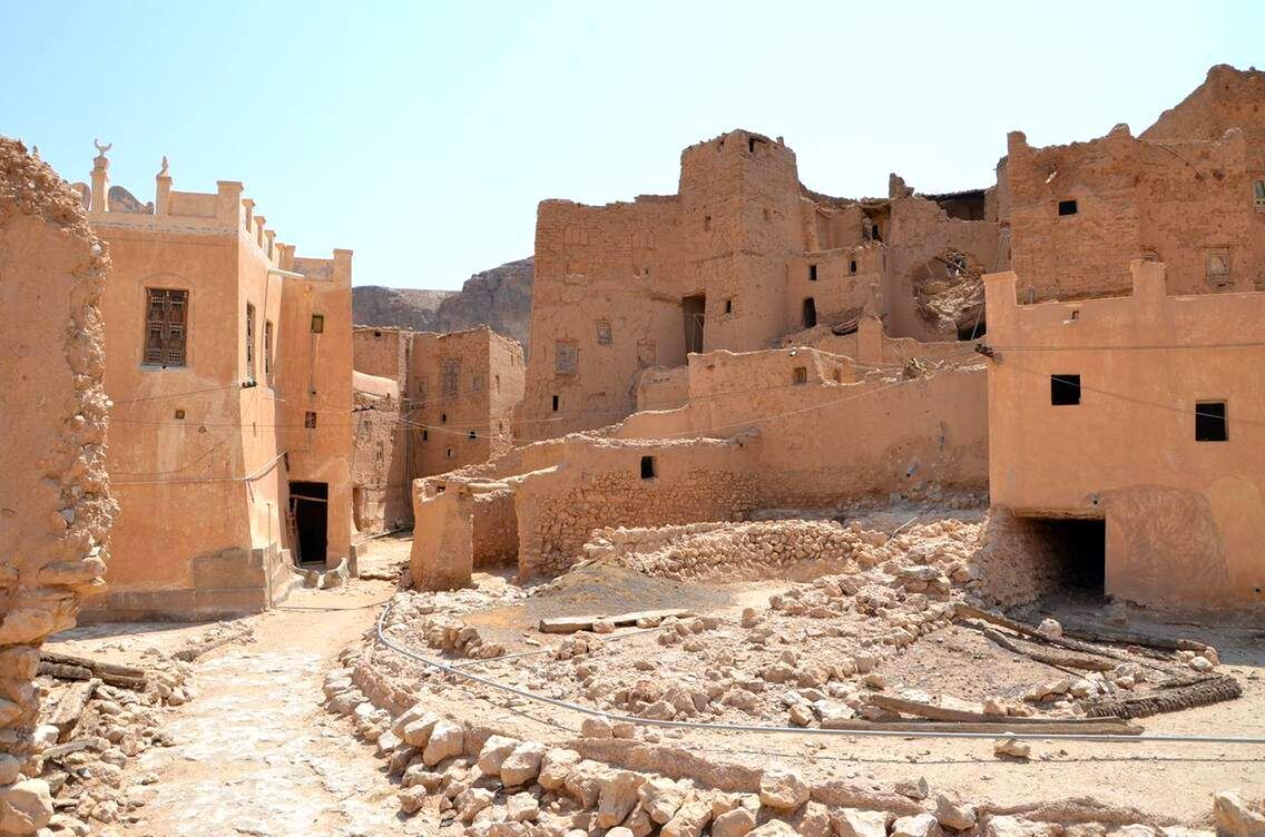 Заброшенные дома деревни на скале. Источник: Яндекс картинки