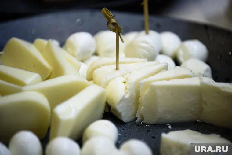 Для приготовления закуски лучше использовать сыр фета
Фото: Илья Московец © URA.RU