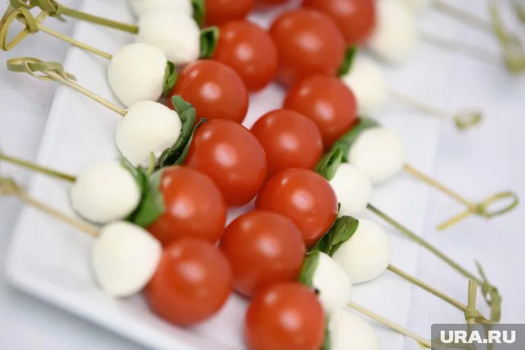 Канапе с сыром - отличная закуска к любому столу
Фото: Илья Московец © URA.RU