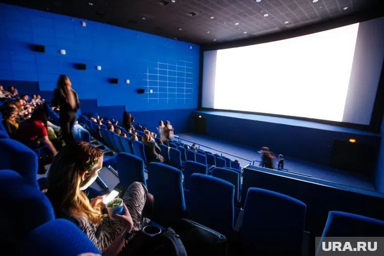 В новогодние каникулы можно посмотреть сериалы, которые вышли в декабре 2024 года
Фото: Александр Мамаев © URA.RU