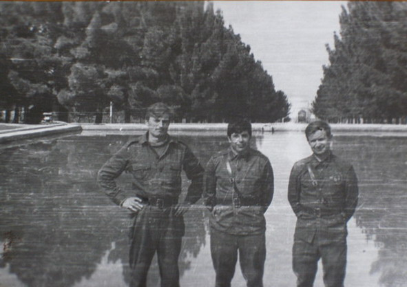 На фото, к сожалению, только один из героев рассказа. Вернее, одни. Гималайские кедры. Вот они - за спинами командиров. Позади бассейна.
А Шахский дворец остался за спиной снимающего.