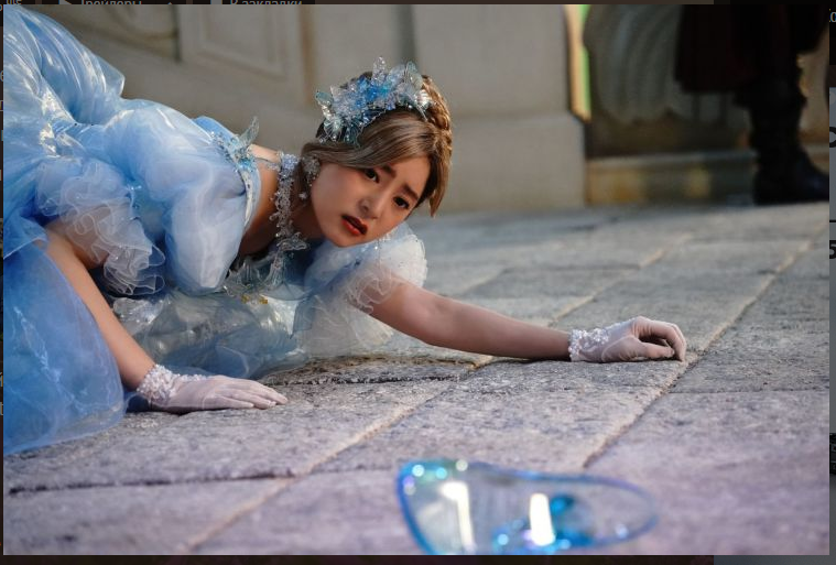 Стоп кадр фильма Красная Шапочка выходит на след.