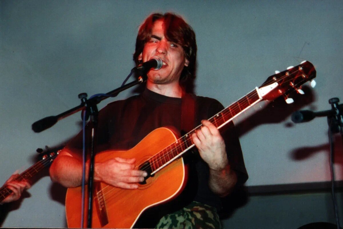 Антон "Кузя" Полянский. Последний концерт группы СНЕГ. Фотограф Евгений Иванов. Фото со страницы в ВК "Кузя (Антон Полянский)". МКЦ "Пионер"